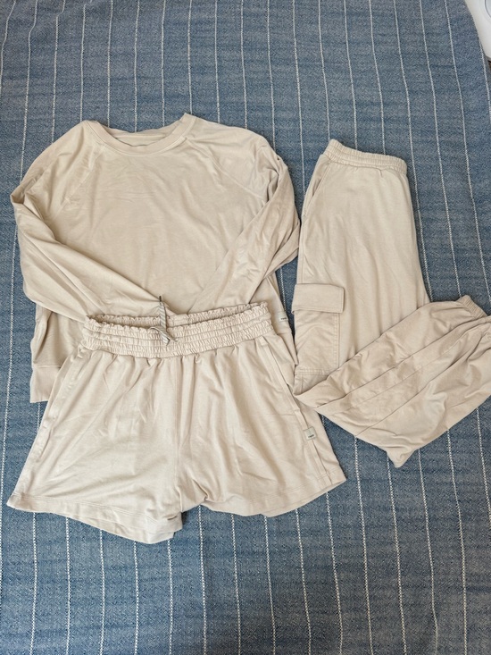 Vuori Other - Vuori Women's Beige Lounge Set - Top Shorts Joggers